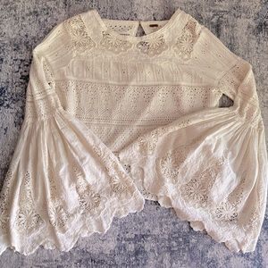 LIKE NEW! Free People Cream Lace Flare Sleeve Light Weight sweater. Beautiful! ✨